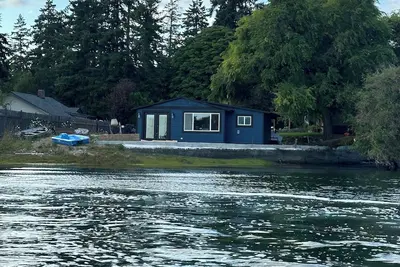 Image de Waterfront Cabin Retreat