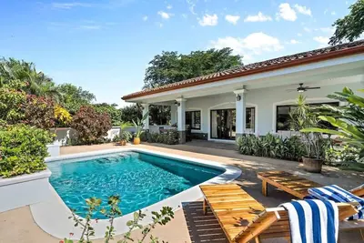 Image de Stylish Home with Chic Decor, Luxury Amenities & Tropical Outdoor Oasis with Spa