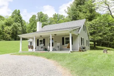 Image de Star Brook Gardens - trails and tails, by Buffalo Mountain Getaway