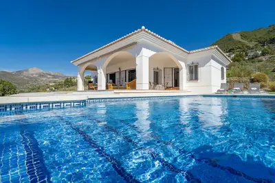 Image de Villa 'Casa Hyam' avec vue sur le lac, piscine privée et climatisation
