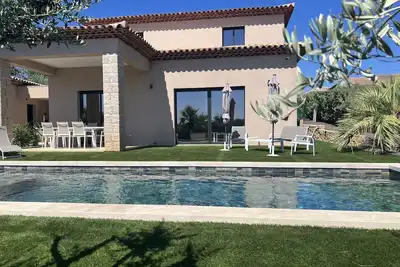 Image de Elégante villa, 4 chambres, 2 sdbs, piscine pivée et chauffée, clim complète