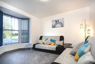 Image de Spacious home with 8 beds, perfect for work trips or family stays. Enjoy the comfort of free parking, fast Wi-Fi, and a fully equipped space to relax or get things done.