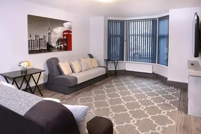 Image de Luxury 8-Bed, 2-Bath Home – perfect for contractors, teams, or families. Spacious, fully equipped, and ready for long or short stays. Fast Wi-Fi, comfortable beds, and all the essentials included.