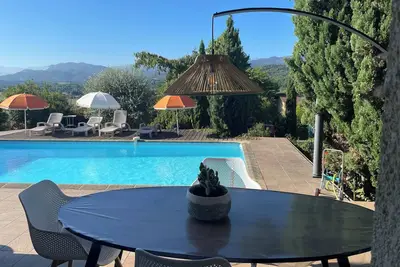 Maison facile à vivre jolie vue sur les montagnes avec piscine animaux bienvenus