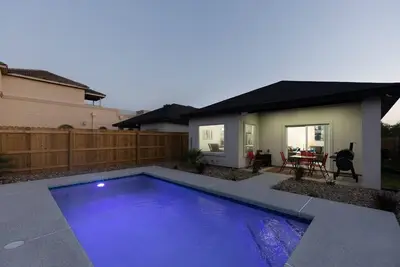 Image de New Luxury Poolside Escape w/Tesla Parking/Charger