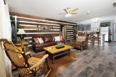 Image de Upscale, pet friendly 3br w/ game room, fenced-in yard, and high end design!