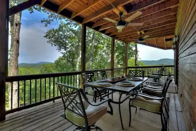 Image de Discover Lookout Lodge, where pets are pampered amidst majestic mountain views. Unwind in a hot tub, gather by the firepit, and explore nearby hiking trails