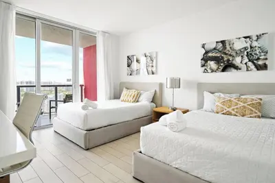 Image de Waterfront Beach Condo