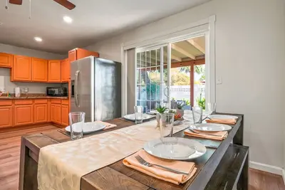 Image de 5br Sleeps 10 Hot Tub Fire Pit Games & Walk to Asu