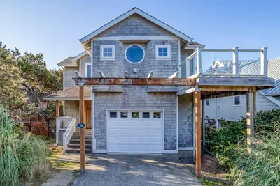 Image de Spacious King Suite, Lofty Great Room, 6 Bedrooms, Hot Tub Near Manzanita Beach!