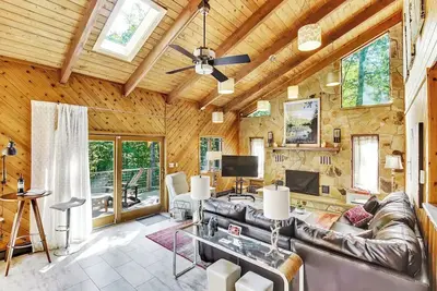 Spacious \"Design Lodge\" In Woods - Bushkill
