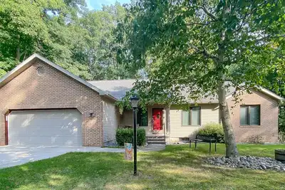 Image de Walk to beach, bay, downtown, parks. Close to Ski resorts.