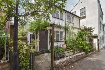 Whiteleaf Cottage, pet friendly, with a garden in Lyme Regis