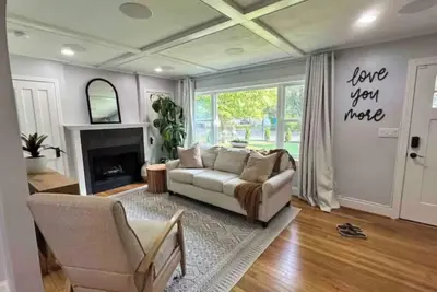 Image de Bluebird Abode Stand Alone House 3 Bed 2 Full Bath with a Gym & Pet Friendly