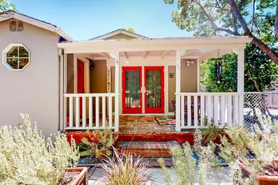 Dog-friendly cottage with porch in quiet neighborhood, close to everything