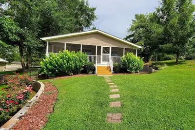 Image de Huge Boathouse, Screened Porch, Firepit, 3 King Beds