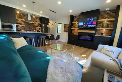 Image de Queen & Mill - Family Fun steps to downtown, parks, spa, and 3km to golf course