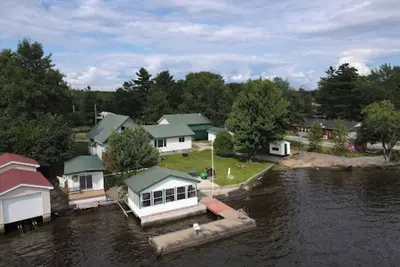 Image de Beautiful lake house! ( pet friendly)