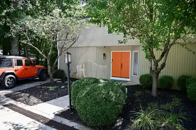 Image de New! Relax minutes from Clemson University at The Orange Door Lake Hartwell Home