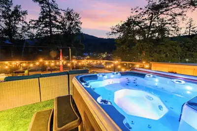 Image de Luxury House Right In Front of Cultus Lake w/ Hot Tub & Paddleboards