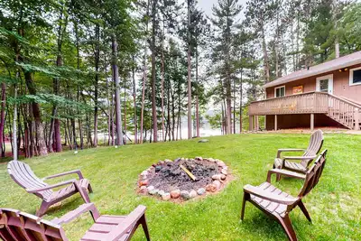 Image de Hillis House | Lakefront house in Arbor Vitae w\/water toys & two kitchens