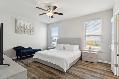 Image de 3 bedroom\/2 bath with Water front views
