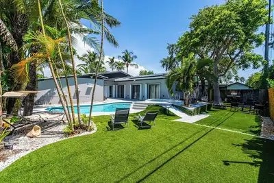 Image de Heated Pool Tropical Backyard 3br, 12 min to Ocean