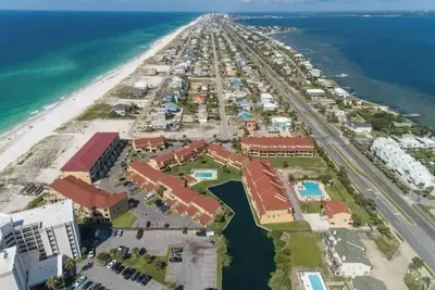 Image de Pensacola Beach - 4 Bedrooms w/ Beach and Pool Access!
