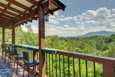 Image de Sevierville Cabin w/ Hot Tub & Mountain-View Deck