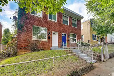 Image de 5 Mi to National Mall: Dc Townhome!