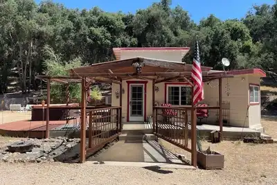 Image de Cabin in the Oaks, Paso Robles. Private hot tub! We sleep 4! Ac Works!