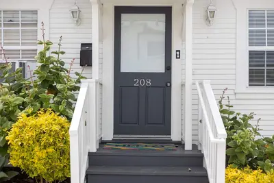 Image de Classic Original Hermosa Beach Cottage. Easy stroll to the beach and pier.