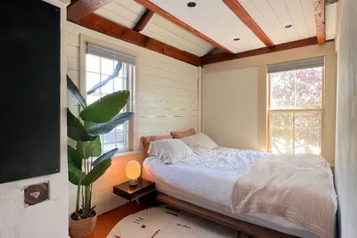 Image de Seaside Getaway Cottage & Loft w Deck, 2 Parking, Ocean Views, Shops