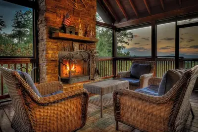 Image de Sunset Ridge Chalet - Pet Friendly | Mountain Views | Hot Tub