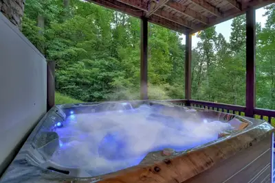 Image de Hot Tub Soaks, S'mores by Starlight, Games & Cocktails Near Downtown Blue Ridge - Blueberry Hill