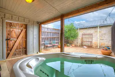 Image de Romantic Oasis w\/Hot Tub Near Fred and Wineries!