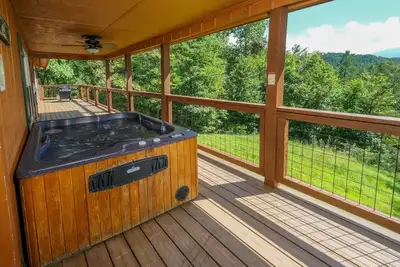 Image de Cozy Bear Camp - Beautiful Views, Outdoor Hot tub, Firepit + More!