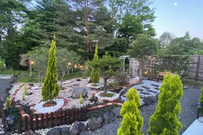 Image de With a wood stove and sauna! Just a 7-minute drive (5 km) to the outlet.