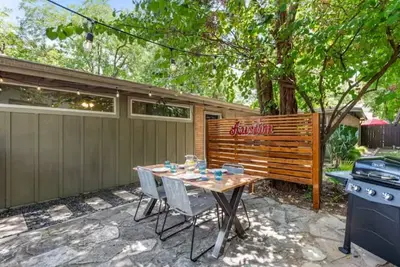 Image de 2 Units with 5 bedrooms, 10 Mins Downtown, Next to Ut, Free parking\n