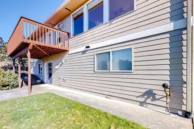 Image de Peek-a-boo ocean view home with in-law suite, fireplace, & outdoor space