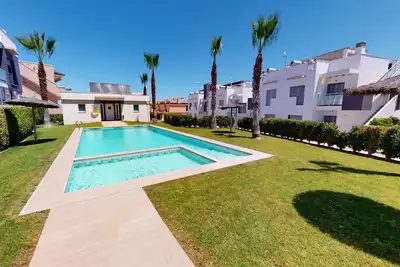 Image de Appartement 'Erdgeschosswohnung In Punta Prima' avec piscine partagée, Wi-Fi et climatisation