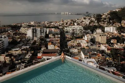 Image de 2br Condo at Soho - Best Rooftop pool