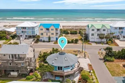 Image de Adorable Renovated Beach Cottage - Steps to the Beach Access!