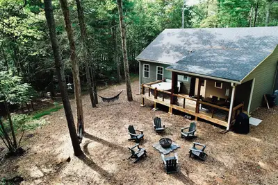 Image de Modern, Forest Cottage w/Hot tub minutes to Dtown