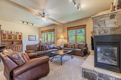 Image de Spacious Mountain Townhome | 4br + 3. 5ba | Near Steamboat Resort | Pool, Hot Tub