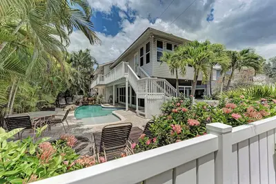 Image de Anna Maria Island Home with Shared Pool, Near Beach & Shops - Longboard