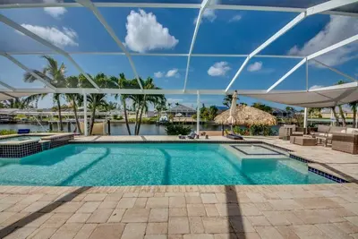 Image de A spacious 3-bedroom retreat in sunny Cape Coral.