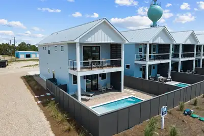 Image de Knee Deep: 4br Sgi Home - Pri. Pool, Pet Friendly, Sleeps 10, Amazing Location!