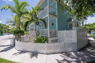 Image de A Poolside Cabana at the Key West Golf Club!