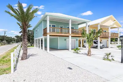 Image de Fishtastic! Waterfront, Community Pool, Walk to Bars, Restaurants and Pier!